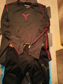 hokejová výstroj(hokejka+helmy+kalhoty+taška+chrániče) - 7