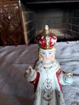 STAROŽITNÁ PORCELÁNOVÁ SOŠKA PRAŽSKÉHO JEZULÁTKA - 7