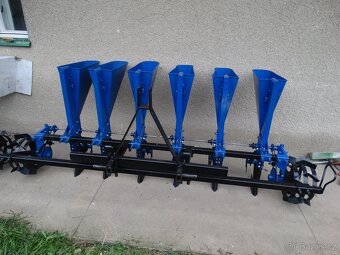 Sazeč česneku, cibule, žaludů-Video - 7