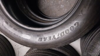 Prodám 2 x letní pneu Goodyear 235/60/18 - 7