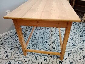 Starý smrkový stůl s trnoží po renovaci - 7