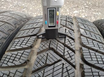 Prodám zánovní zimní pneu Pirelli 235/55/18 - 7