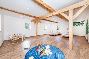 MALEBNÝ RODINNÝ DŮM V SRDCI ČESKÉHO STŘEDOHOŘÍ  ČEŘENIŠTĚ, M - 7