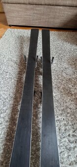 Velmi zachovalé lyže Atomic VA73 Varioscandium 162 cm - 7