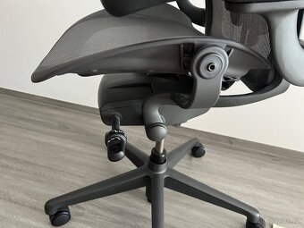 Herman Miller Aeron B - 7