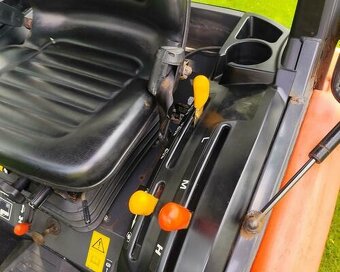 Malotraktor KUBOTA B2650 + nové rozmetadlo WESSEX - 7