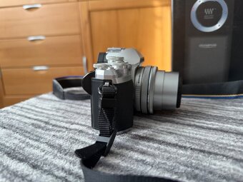 Olympus E-M10 Mark III - 7