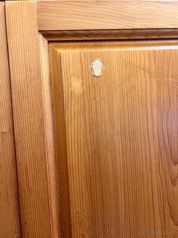 Dřevěná skřín s policemi - 7