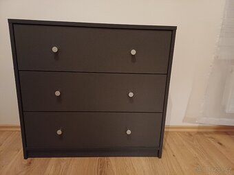 Zachovalý nábytek – komody, noční stolky, nové rošty 90x200, - 7