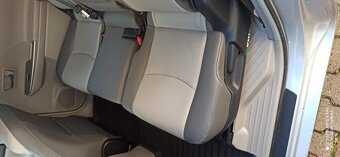 Toyota Prius V hybrid 2017 - 7