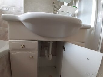 Zrcadlová stěna s umyvadlem a skříňkami - 7