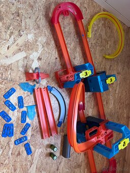 Hot Wheels track builder motorizovaný set + něco navíc - 7