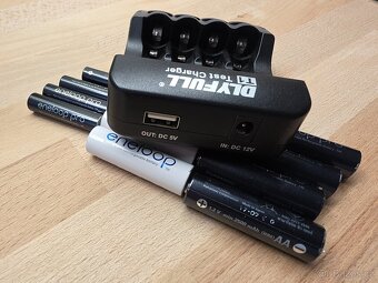 Nabíječka baterií AA a AAA DLYFULL T1 - 7