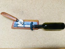 OTVÍRÁK NA VÍNO NA ZEĎ - 7