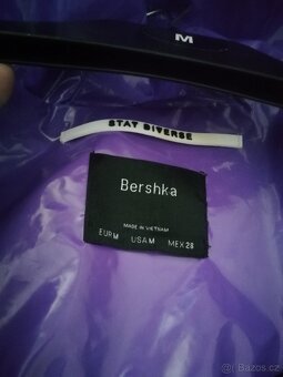 Nová, "lakovaná" krátká bundička Bershka, v. M, možná větš - 7