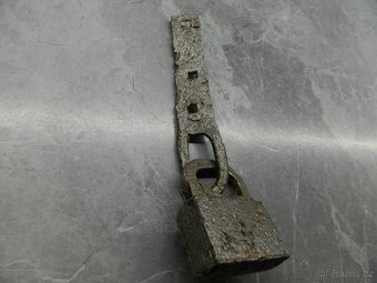 Prodám starý Gotický visací zámek. - 7