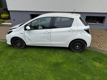 Toyota Yaris 1.5 Hybrid 55kw automat rok 2014 - 7