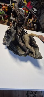 Witcher III Wild Hunt - socha Geralt Battling a Griffin - 7