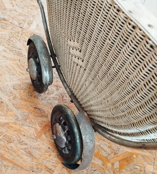 Proutěný kočárek pro panenky - 7