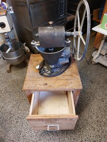 Historický mlýnek na strouhanku - 7