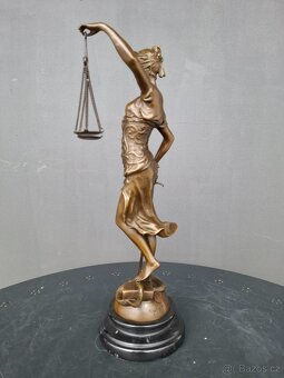 Bronzová socha bohyně Spravedlnosti - 7