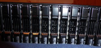 Disková police DELL PowerVault osazená 24 ks SAS 600 GB 15k - 7