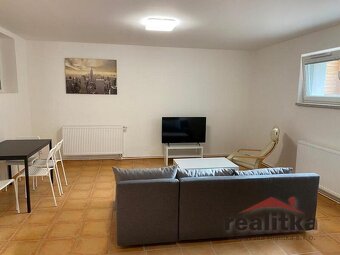 Pronájem velkého bytu 2+kk, 80m2 se zahradou, garáží a bazén - 7