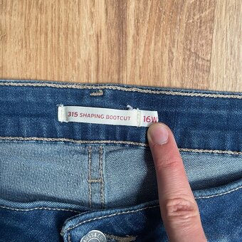 Modré džínové kraťasy Levis velikosti L - 7