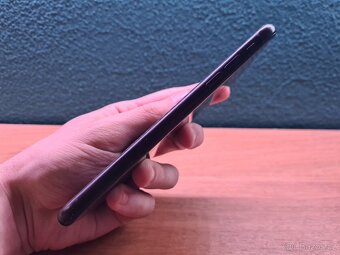 iPhone XR (64GB) - 7
