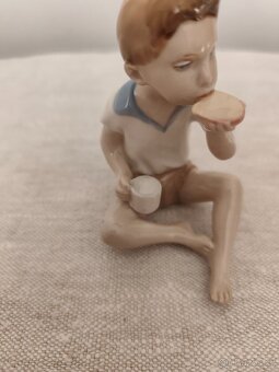 Royal dux chlapec s chlebom porcelánová soška - 7