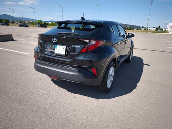 Toyota C-HR 1.8 Hybrid E-CVT rok 2021 - 7