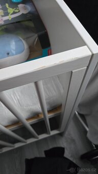 Bílá dětská postýlka + matrace + kolotoč Fisher Price - 7