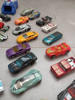 Mix autíček HotWheels + odpalovač aut - 7