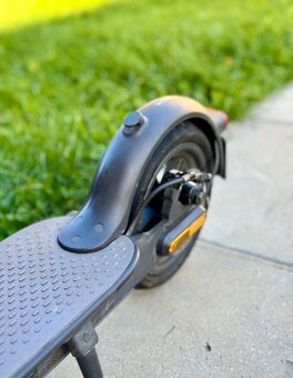 Elektricka kolobezka - Xiaomi Mi Scooter Essential - 7