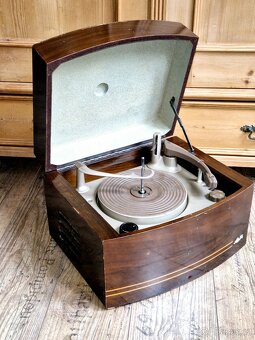 Starý elektronkový gramofon PYE Black Box, Anglie, 1955 - 7
