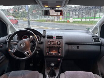 VOLKSWAGEN TOURAN 2.0 TDI HIGHLINE - TOP STAV - - 7