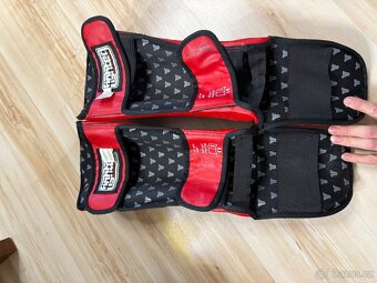 Boxerské rukavice Everlast a chrániče holení a nártů - 7