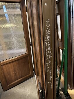 KRÁSNÉ 6TI KOMOROVÉ PLASTOVÉ DVOUKŘÍDLÉ VCHODOVÉ DVEŘE OŘECH - 7