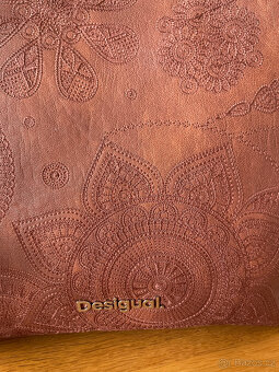 Hnědý vyšívaný elegantní batoh se vzorem mandal Desigual - 7