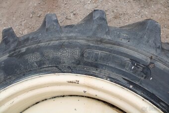 Zetor 8011 8145 zadní kola 16.9-34 vzorek 95% - 7