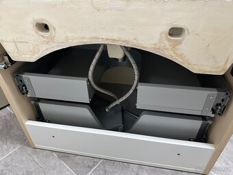 Koupelnová skříňka s umyvadlem - 7