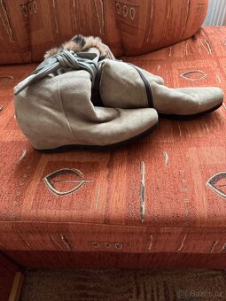 Krásné dámské semišové zimní kozačky s pravým kožíškem - 7