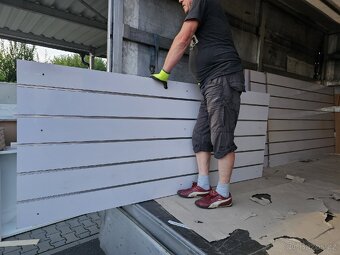 Skříň se závěsným systémem - prodejna - 7