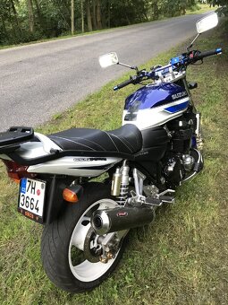 Suzuki GSX 1400 - 7