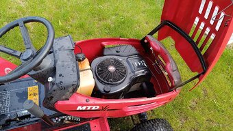 zahradní traktor MTD - 7