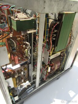 Nabízím starý zesilovač Tesla AZK 180. Nefunkční. Chybí 4 šr - 7