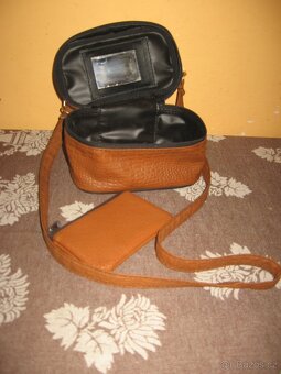 mikiny , bunda,3/4 legíny,vaky,kabelka kufřík,klíčenka - 7