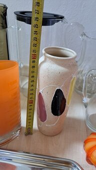 Vázy, šálky, džbány, tácek, prkýnko, odměrka,... - 7