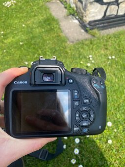 Canon 1220D se základním objektivem a brašnou - 7