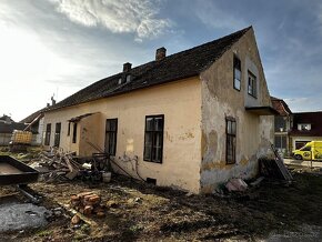 Stavební material z domu - pálené cihly, špaletová okna - 7